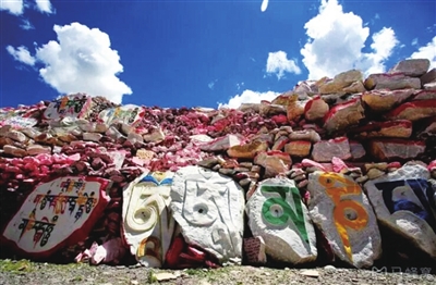 青藏高原藏着世界上最壮观的石刻“图书馆”